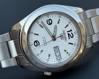 Vintage Seiko 5 Automatische Männer Stahl Day Date 17 Juwelen Japanisches weißes Zifferblatt S-53