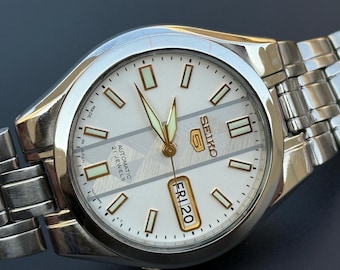 Vintage Seiko 5 Automatische Männer Stahl Day Date 17 Juwelen weißes Zifferblatt 36 Fall S-73