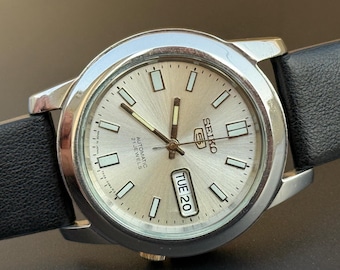 Vintage Seiko 5 Automatische Männer Stahl Day Date 17 Juwelen Silber Zifferblatt S-42
