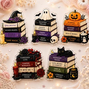 Op de afbeelding: Vijf acrylstickers met stapels boeken met een Halloween-thema. Elke stapel bevat titels zoals Spellbound, Haunted Dreams, Pumpkin Spice & Spells, Forbidden Love en Midnight Reads, versierd met geesten, pompoenen, katten en kaarsen.