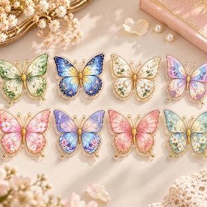 Peut inclure: Huit pièces décoratives en acrylique en forme de papillon disposées sur deux rangées. Chaque papillon présente une palette de couleurs unique incluant des tons de vert, bleu, jaune, rose et violet, avec des motifs floraux, des détails dorés et des étoiles.