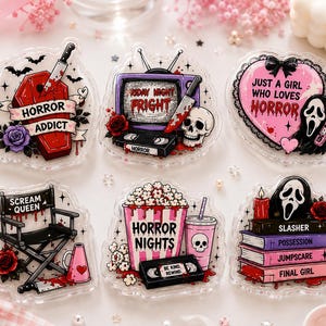 Puede incluir: Seis pines de acrílico con ilustraciones de terror: un ataúd con un cuchillo, un televisor con el texto FRIDAY NIGHT FRIGHT, un corazón con el texto JUST A GIRL WHO LOVES HORROR, una silla de director con SCREAM QUEEN, palomitas con HORROR NIGHTS y libros con SLASHER, POSSESSION, JUMPSCARE y FINAL GIRL.