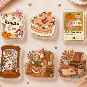 Puede incluir: Seis pegatinas de acrílico transparente con ilustraciones de temática otoñal. Los diseños incluyen un cartel de Kindle Girlie, un pastel en forma de corazón con el texto Book lover, un reproductor Cozy Chapter, un reloj de arena y libros.