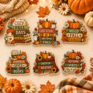 Op de afbeelding: Zes decoratieve acrylstickers met herfstthema's. De ontwerpen bevatten stapels boeken met pompoenen, herfstbladeren en teksten zoals Cozy Fall Days, Just A Girl Who Loves Fall, Hello Fall, Pumpkin Spice & Books, Sweater Weather en Autumn Vibes.