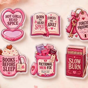 Könnte beinhalten: Sechs Acryl-Anstecknadeln mit rosa und roten Motiven und buchbezogenem Text. Die Designs umfassen ein herzförmiges Puderetui, ein offenes Buch, einen Schlüsselanhänger, eine Tasse mit Schlagsahne, ein Glas mit kleinen Büchern und eine Streichholzschachtel.