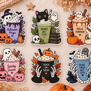 Peut inclure: Un ensemble de six autocollants découpés représentant des tasses à café illustrées sur le thème d'Halloween. Les motifs incluent des fantômes, des citrouilles, des squelettes et des chats avec les textes Halloween Magic, Spooky But Cute, Hello Pumpkin, Spooky Season, Trick-Or-Treat et Dead Tired But Cute.