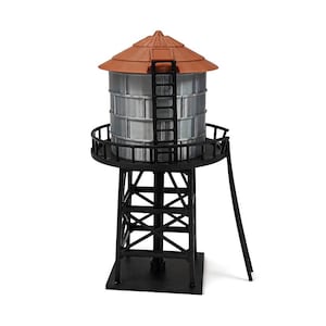 Könnte beinhalten: Ein Wasserturm-Modell mit einem silbernen zylindrischen Tank und einem braunen konischen Dach. Die Konstruktion ruht auf einem schwarzen Gerüst mit einem umlaufenden Geländer, einer vertikalen Leiter und einem langen, nach unten führenden Rohr.