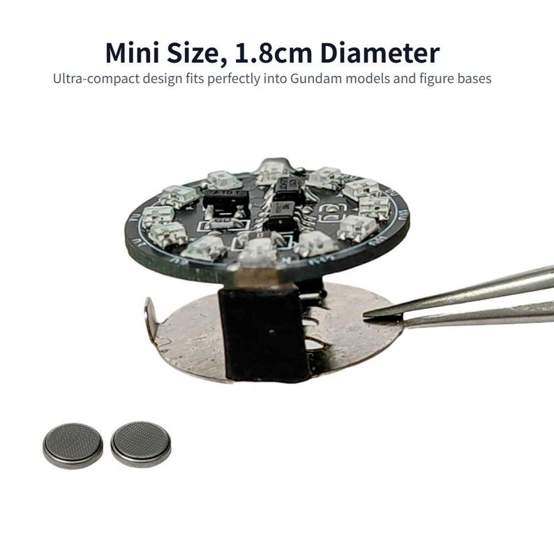 Puede incluir: Un circuito impreso circular negro con m&uacute;ltiples componentes LED peque&ntilde;os y una base de contacto met&aacute;lica para bater&iacute;a. El texto dice: Mini Size, 1.8cm Diameter. Ultra-compact design fits perfectly into Gundam models and figure bases. Dos peque&ntilde;as bater&iacute;as de bot&oacute;n plateadas se muestran en la parte inferior.