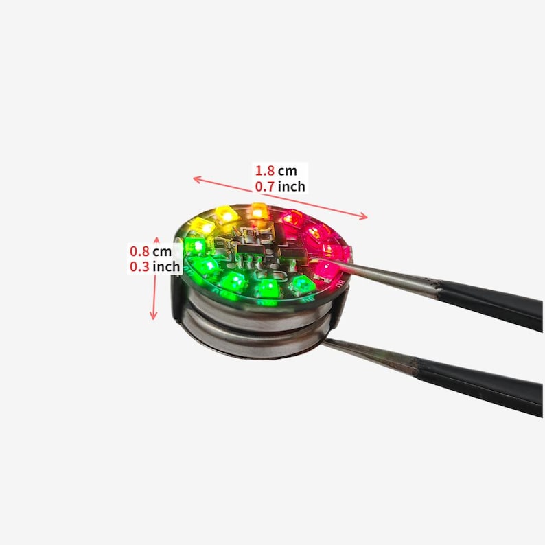 Puede incluir: Un m&oacute;dulo LED circular con luces rojas, amarillas y verdes, sostenido por pinzas. El dispositivo mide 1,8 cm de di&aacute;metro y 0,8 cm de altura, seg&uacute;n lo indicado por el texto de medici&oacute;n y las flechas visibles en el componente.
