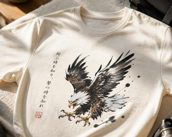 Camiseta con águila en vuelo / Estilo de tinta japonesa, caligrafía asiática / Studio ILTO