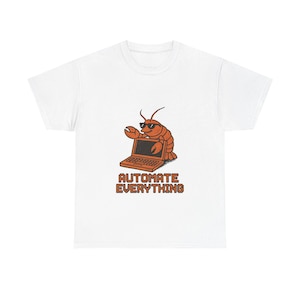 Op de afbeelding: Wit T-shirt met een cartoon kreeft met een zonnebril en een laptop. De tekst "AUTOMATE EVERYTHING" staat eronder in een pixellettertype. Een casual kledingstuk.