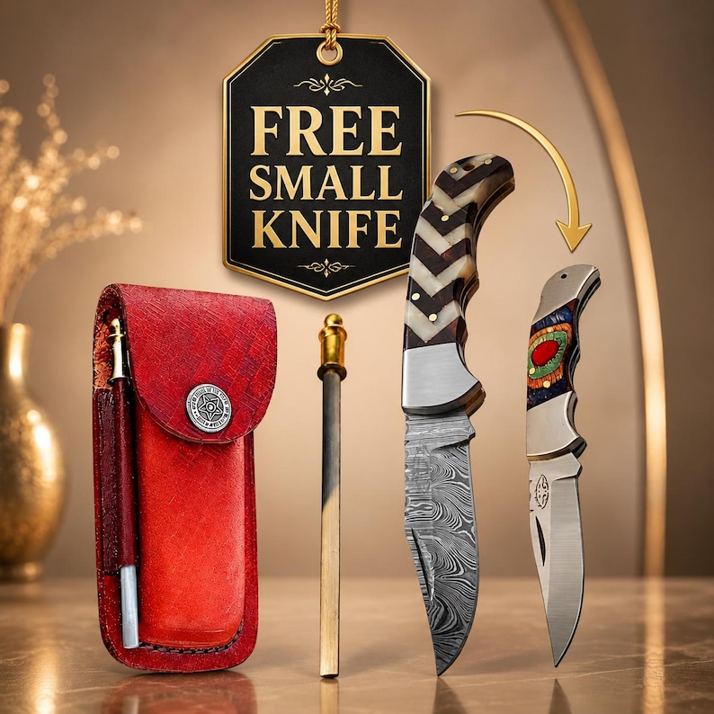 Puede incluir: Una funda de cuchillo de cuero rojo con un emblema plateado, una varilla de afilado y dos cuchillos. Un cuchillo tiene una hoja estampada y un mango de hueso y madera. El otro cuchillo tiene una hoja plateada y un mango decorativo. Una etiqueta dice "FREE SMALL KNIFE."