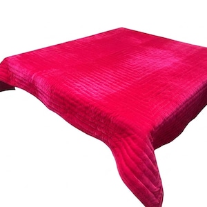 Puede incluir: Una manta de color fucsia vibrante con un dise&ntilde;o acolchado. La manta est&aacute; hecha de un material suave y afelpado y presenta un patr&oacute;n geom&eacute;trico. Los bordes est&aacute;n cuidadosamente acabados y la manta se muestra sobre un fondo blanco.