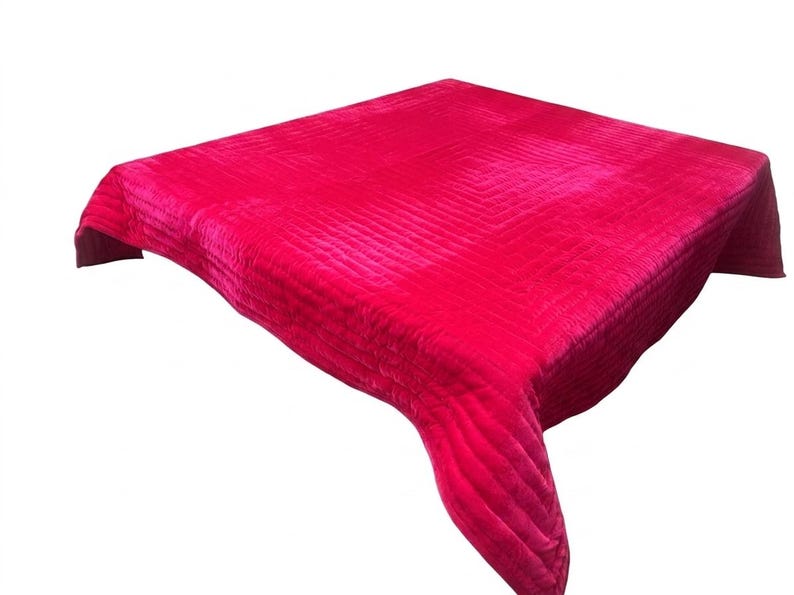 Puede incluir: Una manta de color fucsia vibrante con un dise&ntilde;o acolchado. La manta est&aacute; hecha de un material suave y afelpado y presenta un patr&oacute;n geom&eacute;trico. Los bordes est&aacute;n cuidadosamente acabados y la manta se muestra sobre un fondo blanco.