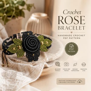Puede incluir: Una pulsera de crochet negra hecha a mano con una rosa, hojas verdes y detalles dorados. La pulsera presenta una gran rosa negra en el centro y forma parte de un patrón PDF. El texto de la imagen dice "Crochet Rose Bracelet".