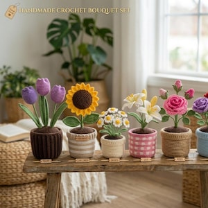 Puede incluir: Un conjunto de ramos de ganchillo hechos a mano con seis arreglos florales diferentes. Las flores incluyen tulipanes, un girasol, margaritas, lirios, rosas y otra flor morada. Cada flor está en una maceta pequeña y decorativa.