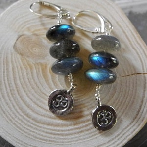 Blue Flash Labradorite Earrings with Sterling Silver Ohm Symbol Charm Divine Power of God, High Quality Mystical Stone of Protection Bild 2