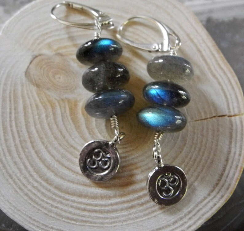 Blue Flash Labradorite Earrings with Sterling Silver Ohm Symbol Charm Divine Power of God, High Quality Mystical Stone of Protection Bild 2