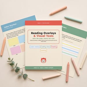 Op de afbeelding: Een set educatieve materialen getiteld Brave Little Readers Reading Overlays & Visual Tools, bestaande uit een centrale gids, twee informatiebladen en diverse kleurpotloden. De materialen bevatten tekst over ondersteuning bij visuele stress.