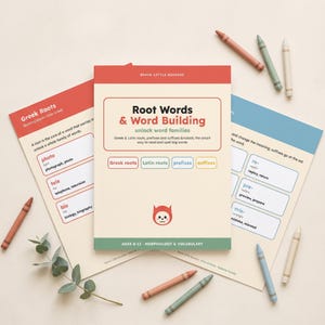 Könnte beinhalten: Drei Lernblätter mit den Titeln Root Words & Word Building, Greek Roots und einer dritten Seite mit Texten zu Morphologie und Wortschatz für 8- bis 12-Jährige. Die Seiten sind von mehreren Buntstiften und einem kleinen grünen Zweig umgeben.
