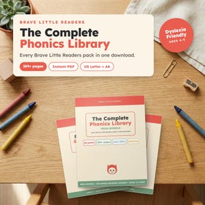 Puede incluir: Un producto de descarga digital titulado The Complete Phonics Library, con una portada color crema, texto en rojo, un icono de gato y etiquetas de 24 paquetes y 250+ páginas. El conjunto incluye un distintivo apto para dislexia.
