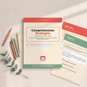 Op de afbeelding: Een boek getiteld Comprehension Strategies met een rode koptekst en groene voettekst, met de tekst read between the lines, main idea, inference, summarising en ages 8-12. Een klein rood kat-icoon staat in het midden. Kleurpotloden en werkbladen.
