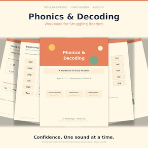 Op de afbeelding: Een werkboek getiteld "Phonics & Decoding" voor jonge lezers van 5-7 jaar. De oranje omslag toont de titel in donkerblauwe letters. Pagina's met woord oefeningen zijn zichtbaar, met woorden als "kat", "hoed" en "ventilator".