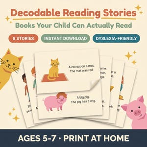 Può includere: Decodable Reading Stories, Books Your Child Can Actually Read, 8 Stories, Instant Download, Dyslexia-Friendly, Ages 5-7, Print At Home. Una pila di schede didattiche con illustrazioni di un gatto giallo su un tappetino rosso e un maiale rosa con parrucca.