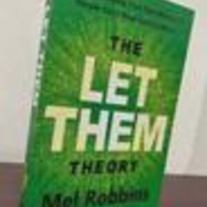 Puede incluir: Un libro de tapa dura titulado "The Let Them Theory" de Mel Robbins. El libro tiene una cubierta verde con texto blanco y amarillo. La portada presenta un dise&ntilde;o radiante y el nombre del autor.