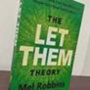 Puede incluir: Un libro de tapa dura titulado "The Let Them Theory" de Mel Robbins. El libro tiene una cubierta verde con texto blanco y amarillo. El dise&ntilde;o de la cubierta presenta una explosi&oacute;n de luz que emana del centro.