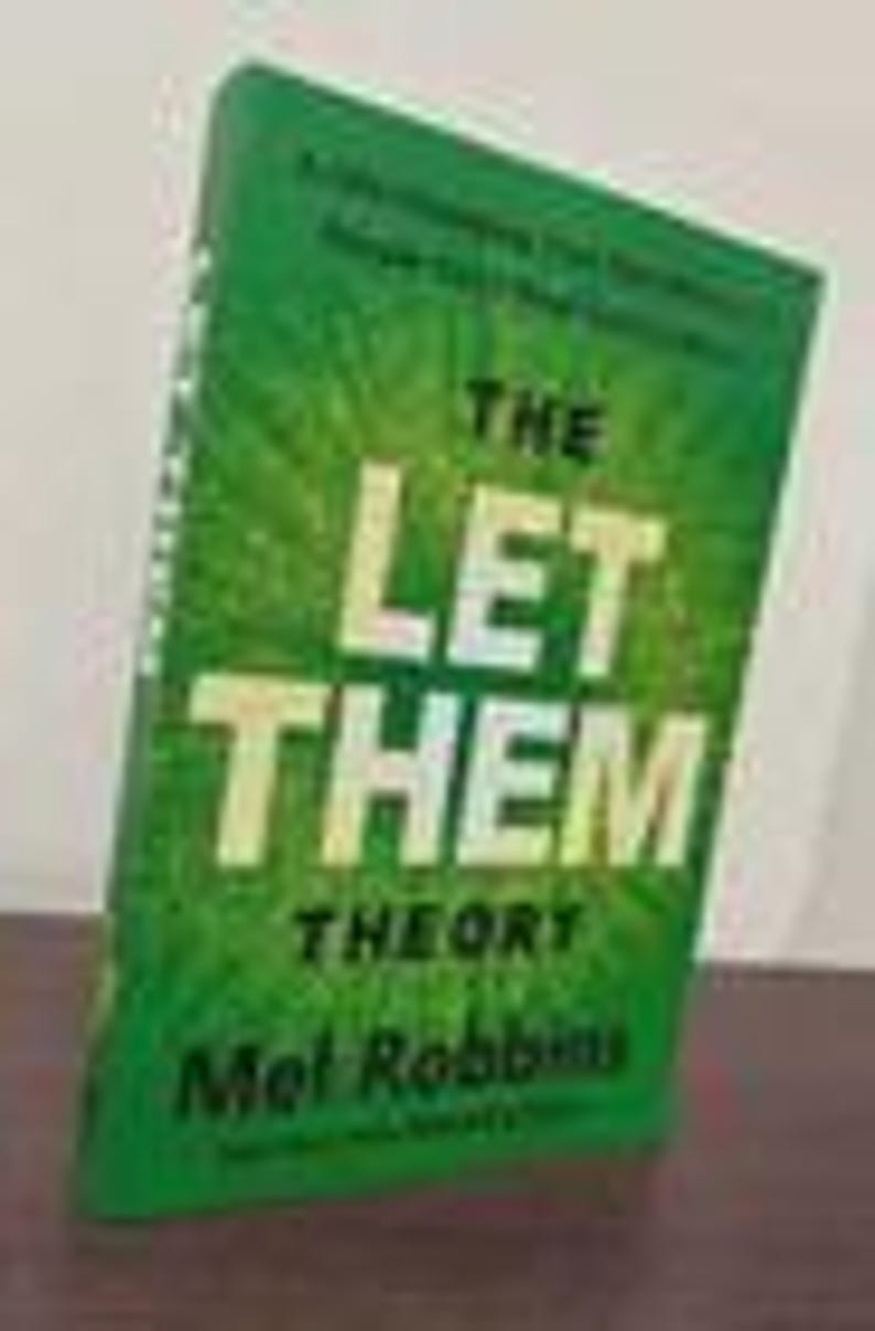 Puede incluir: Un libro de tapa dura titulado "The Let Them Theory" de Mel Robbins. El libro tiene una cubierta verde con texto blanco y amarillo. El dise&ntilde;o de la cubierta presenta una explosi&oacute;n de luz que emana del centro.