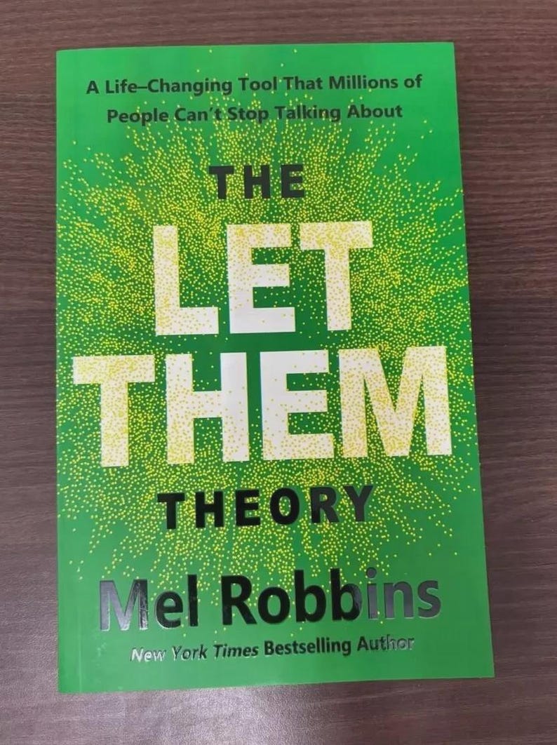 Puede incluir: Una portada de libro con fondo verde y el t&iacute;tulo "THE LET THEM THEORY" en letras blancas grandes. El nombre del autor, Mel Robbins, est&aacute; en plata, con el texto "New York Times Bestselling Author" debajo.