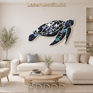 Puede incluir: Una gran pieza de arte mural de tortuga marina de madera en capas. La tortuga presenta un contorno en blanco y negro con detalles en azul y morado. El texto "LaserNestStudio" está encima de la tortuga. El texto "any size and thickness of material possible" está a la derecha. El texto inferior dice "Digital Files for Laser Cutting" con iconos de tipo de archivo.