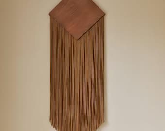 Tapiz de pared de macramé de madera con diamantes, tapiz bohemio con borlas, arte de pared rústico de algodón.
