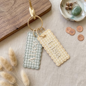 Gepersonaliseerde geborduurde tashanger met ruitjespatroon, sleutelhanger met eigen naam, preppy rugzaklabel, leuk cadeauaccessoire