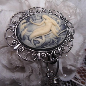 SILBER Damen Cameo Designer Abzeichen Rolle versenkbare ID Abzeichen Halter Schlüsselkarte Meerjungfrau Wasser Meer Ozean