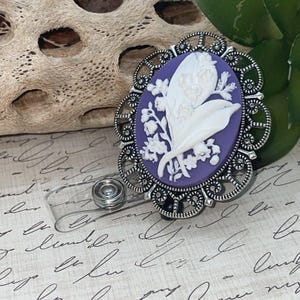 Porte-badge pour carte d'identité rétractable avec cordon camée violet Lily Of The Valley