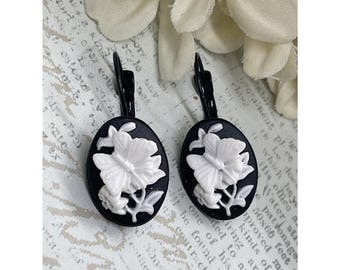 Pendientes con forma de mariposa y camafeo de esmalte en negro para mamá, regalo de cumpleaños y aniversario, regalo para fiesta de bodas, madre de la novia en blanco y negro