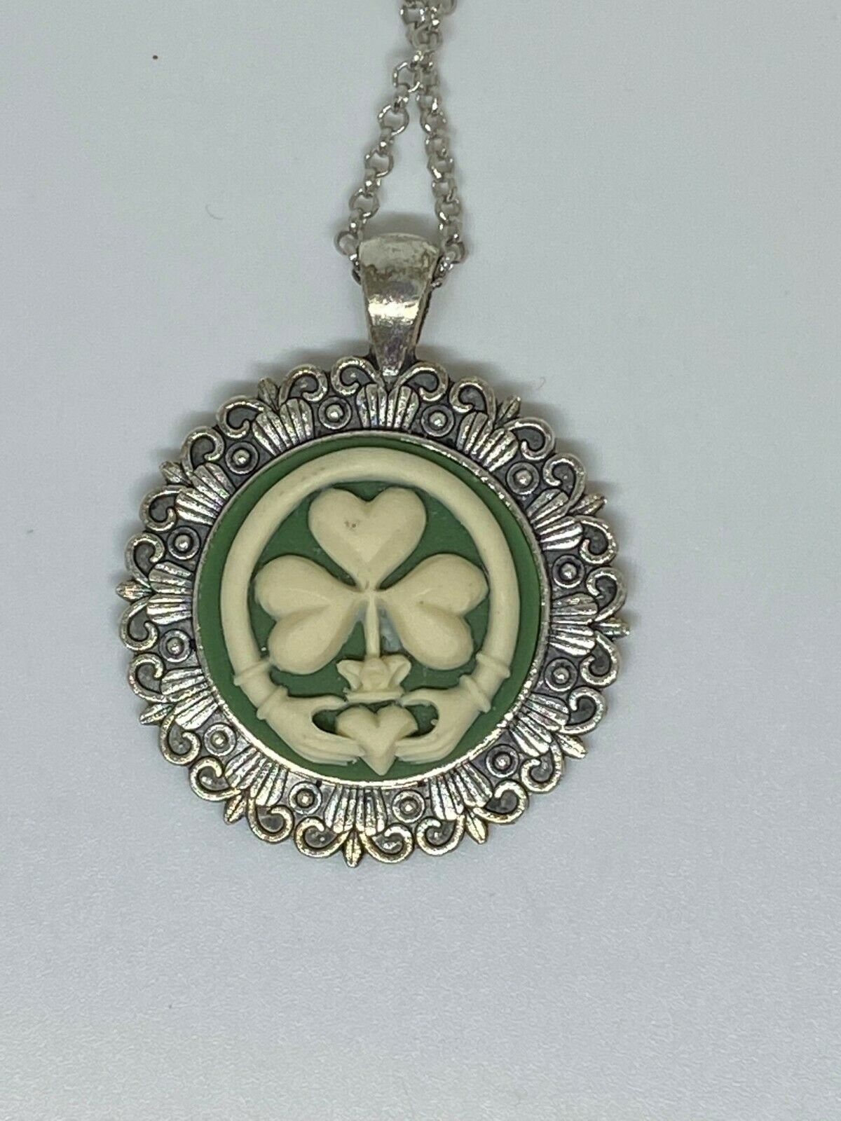 Collana con croce celtica: ciondolo a forma di trifoglio in argento