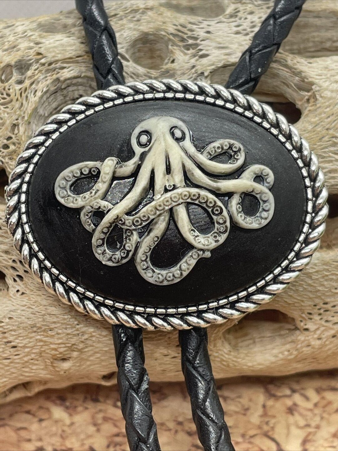 Bolo Tie Western COOLSTEELANDBEYOND Con Turchese Sintetico - Pendente Lungo 4.4 Cm, Cordino Pelle Nero, Regalo Unisex Per Rodeo E Moda - copertina