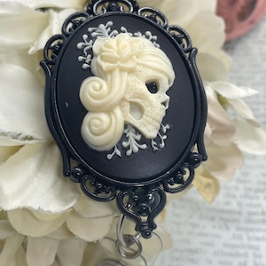 Rockabilly Goth Zwart op zwarte Schedel Cameo Zilveren badgehaspel intrekbare ID-houder Bril Sleutelkaart Leraar Arts Verpleegkundige