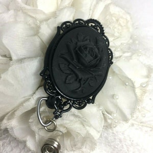 Rockabilly Goth Zwart op zwart Rose Cameo Zilveren badgehaspel intrekbare ID-houder Bril Sleutelkaart Leraar Arts Verpleegkundige