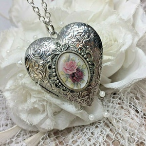 Red Pink Rose Flower Engraved Silver Heart Locket Necklace Victorian Jewelry Bride daughter photo Mom Daughter sister gift