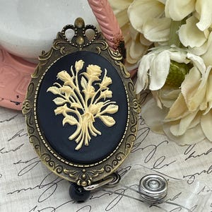 Buquê PRETO e Branco Antigo Carretel de Distintivo Pin Up Cartão de Identificação Retrátil Chave de Enfermeira CAMEO Professor Vitoriano