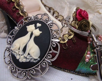 Black Antique White Kitty Cat Love Cameo Badge Holder Keyring Key Chain  Key Finder Charm