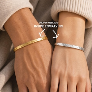 Pulsera tipo brazalete martillada personalizada, brazalete con grabado interior personalizado, pulsera de oro, plata y oro rosa, regalo con mensaje oculto para él o ella.