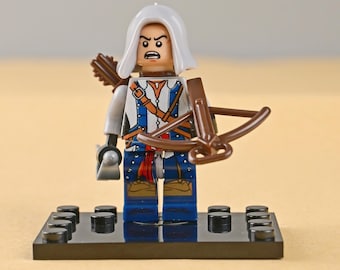 Minifigura de Connor Kenway de Assassin's Creed 3, guerrero mohawk, héroe de la Revolución Americana. Un regalo de cumpleaños genial para tu hijo o para los aficionados a la historia.
