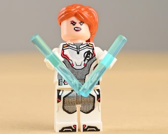 Minifigura de Black Widow con traje cuántico, espía asesina con armadura blanca, juguete de heroína de artes marciales, regalo de cumpleaños para hija o niñas aficionadas.