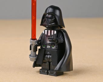 Minifigura de Darth Vader con puño del emperador y detalles de capa, icónico juguete de construcción, regalo único para escritorio para hombres o fanáticos de Star Wars.
