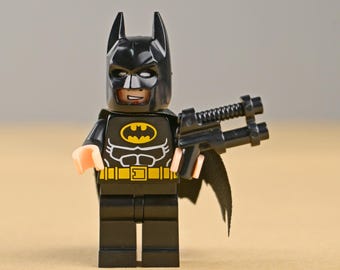 Minifigura de Batman, Caballero Oscuro con capa negra, héroe detective protector de Gotham, regalo único para papá o novio. Decoración de escritorio.